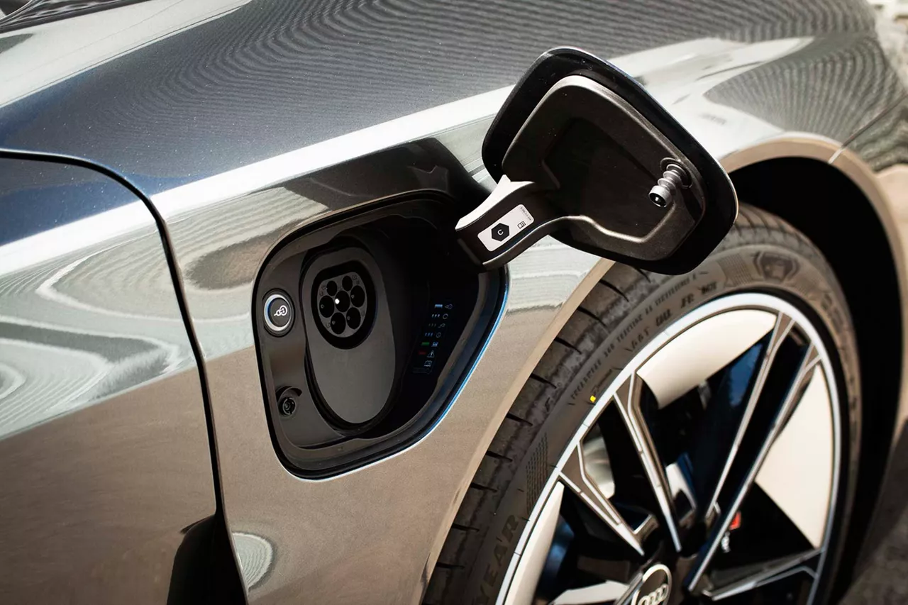Geöffnete Ladeklappe eines Audi e-trons
