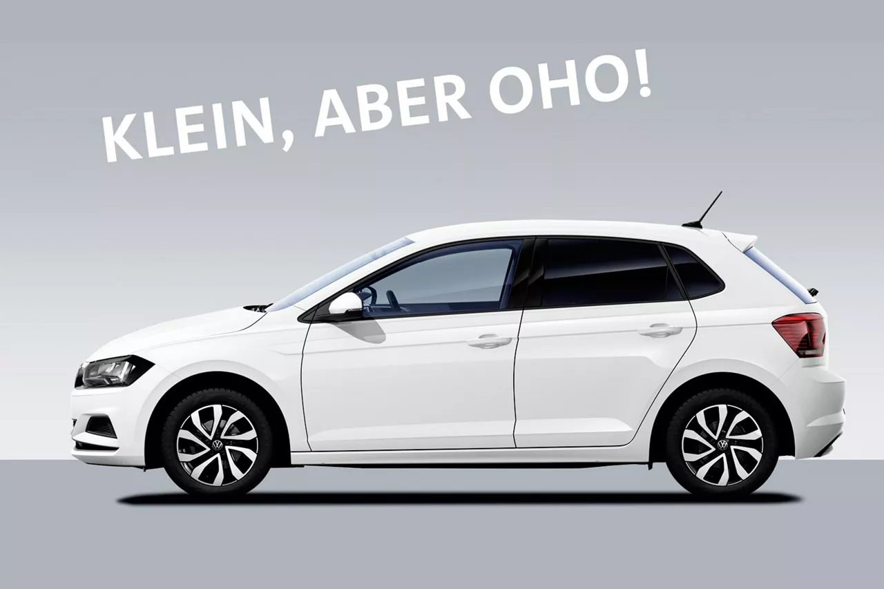 Weißer VW Polo steht seitlich vor grauem Hintergrund mit Schriftzug klein aber oho dadrüber
